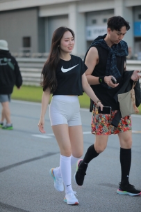 【精选街拍】Vol.2437 白色热裤美腿 [29P-209MB]