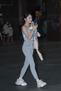 【精选街拍】Vol.2468 蓝色紧牛香肩吊带 [23P-285MB]