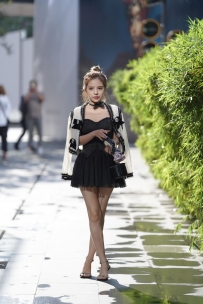 【精选街拍】Vol.2402 紧牛露肩 [158P+1V-2.29GB]