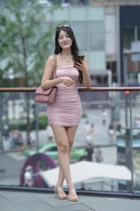 【精选街拍】Vol.2392 粉色紧身包臀裙 [375P+1V-3.36GB]