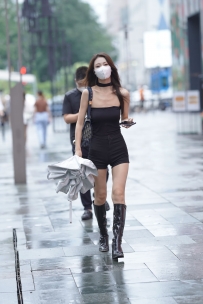 【精选街拍】Vol.1695 打着伞的漂亮黑色高靴美女 [125P+1V-1.87GB]