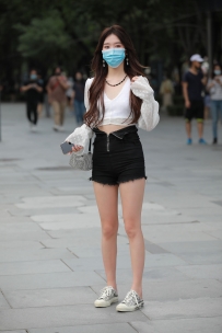 【精选街拍】Vol.2597 黑色牛仔短裤长腿 [114P-1.28GB]