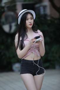 【精选街拍】Vol.0101 粉衣超短裤白色帽子美女 [593P-4.73GB]